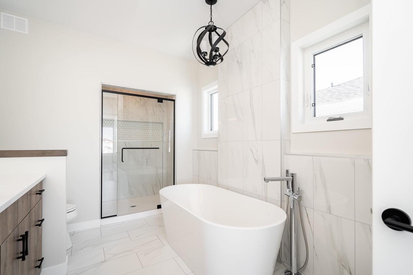 Nothing makes us smile more than natural light, especially on a beautiful day like today! This bright bathroom is filled with all the natural light making it the perfect space to get ready every morning.